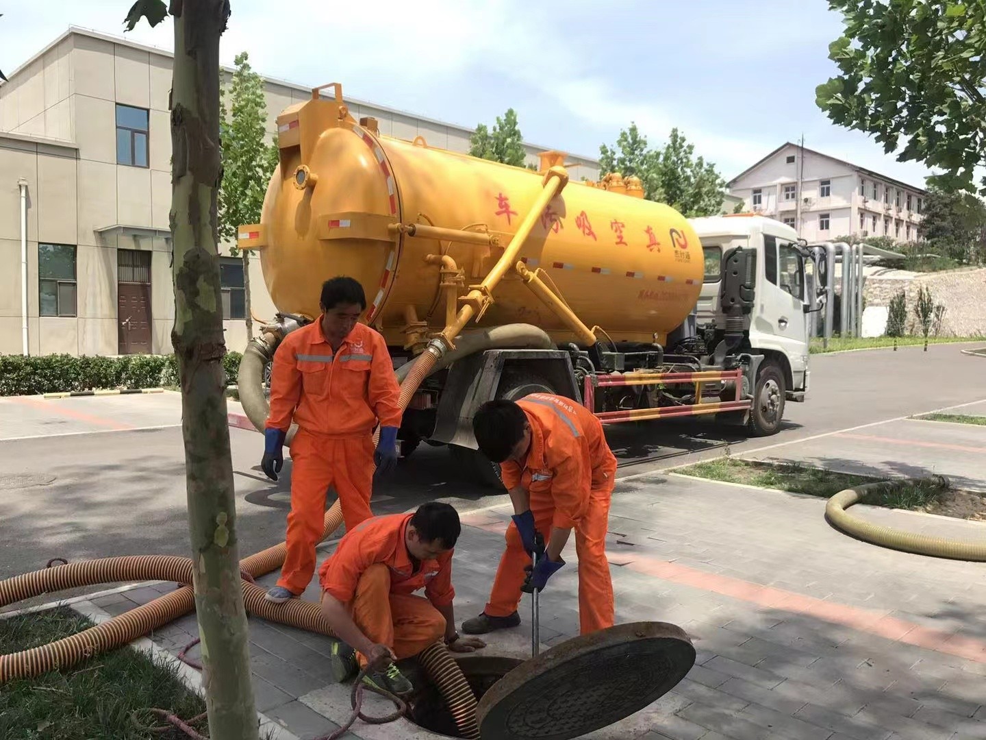 兰溪管道疏通车停在窨井附近